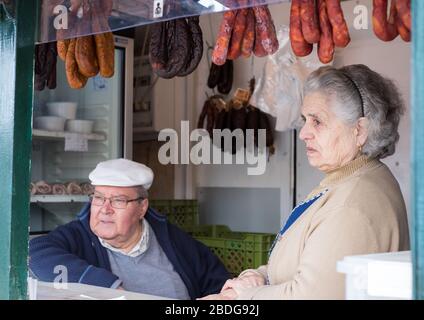 chouriço Verkäufer auf dem Wochenmarkt auf dem zentralen Platz von Estremoz, Alentejo Region, Portugal Stockfoto