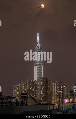 Strahlend voll Gibbons Mond hoch in den Himmel mit Wahrzeichen Hochhaus, eines der höchsten Gebäude der Welt Stockfoto