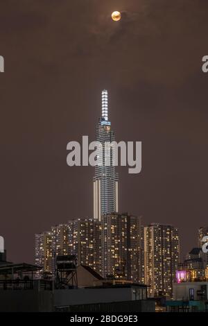 Strahlend voll Gibbons Mond hoch in den Himmel mit Wahrzeichen Hochhaus, eines der höchsten Gebäude der Welt Stockfoto