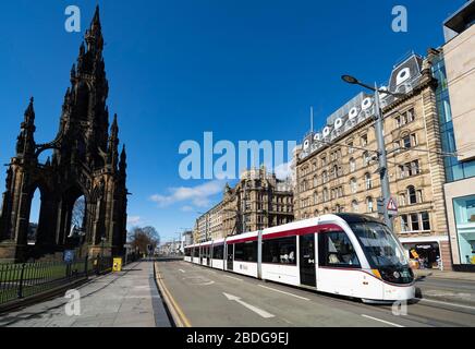 Edinburgh, Schottland, Großbritannien. April 2020. Bilder aus Edinburgh während des anhaltenden Coronavirus Sperrens. Abgebildet; Blick auf eine Edinburgh Tram an einer leeren Princes Street. Iain Masterton/Alamy Live News. Stockfoto