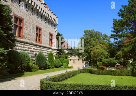 Innenhof des Schlosses Smolenice, Slowakei. Es wurde im 15. Jahrhundert in kleinen Karpaten errichtet Stockfoto