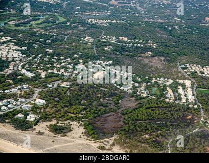 Luftbild zum Viertel Quarteira von Faro mit dem 5-Sterne-Hotel Ria Park Hotel and Spa mitten im Schuss. Stockfoto