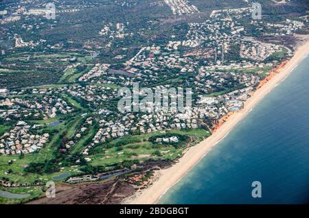Luftbild eines Teils der Algarve-Küste in Faro, Portugal. Umfasst 5-Sterne-Luxushotels, Golfplätze und den Strand Praia de Vale do Lobo. Stockfoto