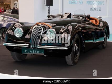 Dreiviertel Vorderansicht von David Gandys restauriertem Jaguar XK120 aus dem Jahr 1954 auf der London Classic Car Show 2020 Stockfoto