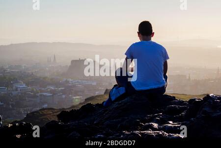 Hazy Sunset Over Edinburgh City Stockfoto