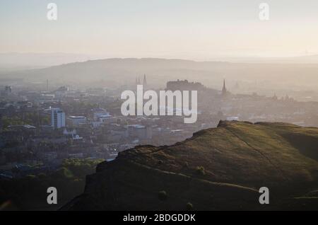 Hazy Sunset Over Edinburgh City Stockfoto