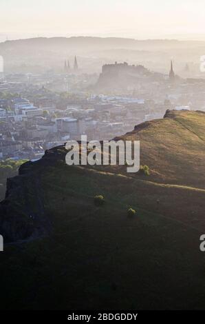 Hazy Sunset Over Edinburgh City Stockfoto