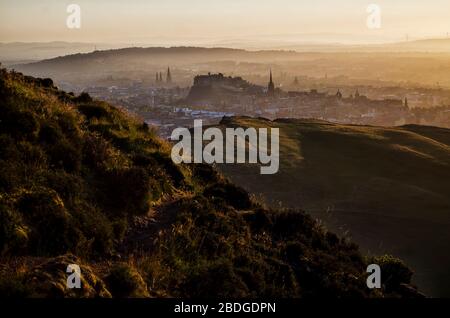 Hazy Sunset Over Edinburgh City Stockfoto