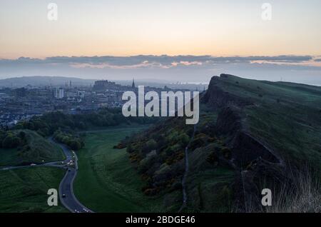 Hazy Sunset Over Edinburgh City Stockfoto