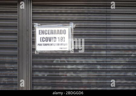 Encerrado (Covid 19) por Tempo unbestimmt. Obrigada. Informationen zum Schaufenster, was aus portugiesisch übersetzt wird: Geschlossen (Covid 19) für eine Undefinie Stockfoto