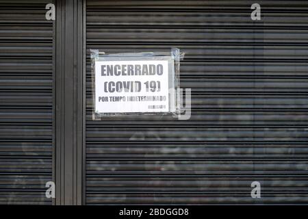 Encerrado (Covid 19) por Tempo unbestimmt. Obrigada. Informationen zum Schaufenster, was aus portugiesisch übersetzt wird: Geschlossen (Covid 19) für eine Undefinie Stockfoto