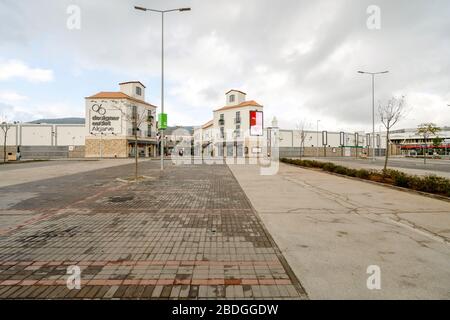 Faro, Portugal - 7. April 2020: Leerer Parkplatz vor dem größten Einkaufszentrum der Algarve - MAR Shopping Mall, Designer Outlet und Ikea - fällig Stockfoto