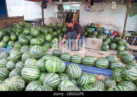 Wassermelonenverkäufer, Dorf Nyaungshwe, Inle Lake, Bundesstaat Shan, Myanmar, Asien Stockfoto