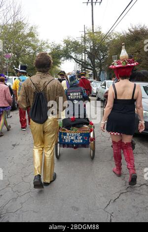 Parade-Besucher während des Mardi Gras in New Orleans. Stockfoto