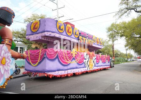 Mardi Gras Parade Wagen gehen Polen Avenue am Aschermittwoch. Stockfoto