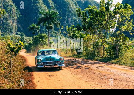 VINALES, KUBA - 14. DEZEMBER 2019: Klassische amerikanische Altautos im Vinales Valley, Kuba Stockfoto