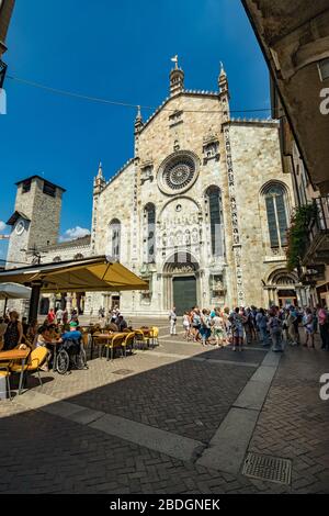 Como, ITALIEN - 4. August 2019: Lokale Menschen und Touristen in einer ruhigen, gemütlichen Straße in der Nähe der Kathedrale in der schönen italienischen Comer Stadt. Warm sonniger Sommer d Stockfoto