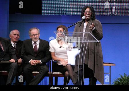 Whoopi Goldberg und Steven Spielberg picturierten bei der Verleihung der Freiheitsmedaille 2009 im National Constitution Center in Philadelphia, am 8. Oktober 2009 Credit: Scott Weiner/MediaPunch Stockfoto