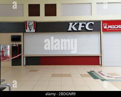 Moskau/Russland - 4. April 2020: Geschlossenes KFC-Restaurant im Einkaufszentrum aufgrund von COVID-19 (Coronavirus). Stockfoto