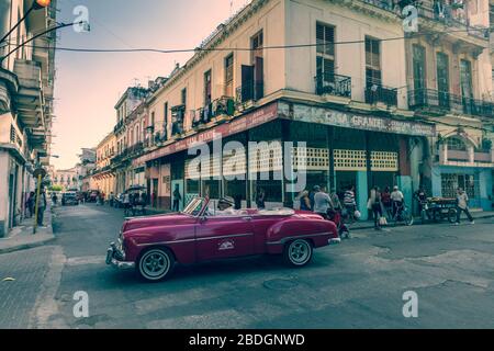 HAVANNA, KUBA - 10. DEZEMBER 2019: Havanna Cuba Classic Cars. Typische Havanna urbane Szene mit bunten Gebäuden und alten Autos. Stockfoto