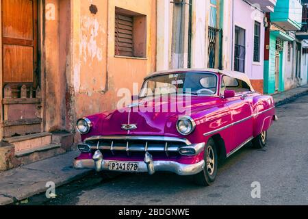 HAVANNA, KUBA - 10. DEZEMBER 2019: Havanna Cuba Classic Cars. Typische Havanna urbane Szene mit bunten Gebäuden und alten Autos. Stockfoto