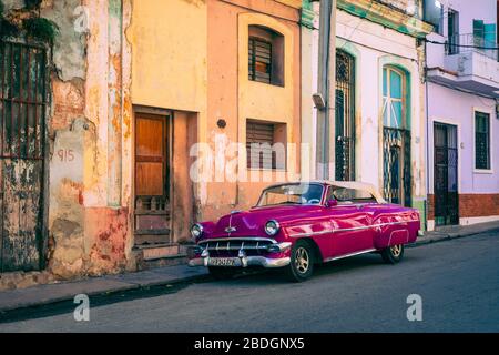 HAVANNA, KUBA - 10. DEZEMBER 2019: Havanna Cuba Classic Cars. Typische Havanna urbane Szene mit bunten Gebäuden und alten Autos. Stockfoto