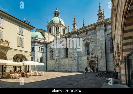 Como, ITALIEN - 4. August 2019: Lokale Menschen und Touristen in einer ruhigen, gemütlichen Straße in der Nähe der Kathedrale in der schönen italienischen Comer Stadt. Warm sonniger Sommer d Stockfoto