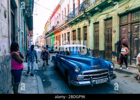 HAVANNA, KUBA - 10. DEZEMBER 2019: Havanna Cuba Classic Cars. Typische Havanna urbane Szene mit bunten Gebäuden und alten Autos. Stockfoto