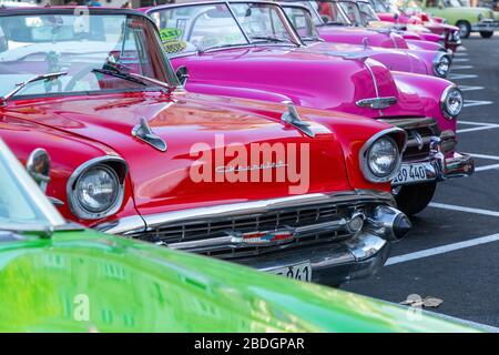 HAVANNA, KUBA - 10. DEZEMBER 2019: Havanna Cuba Classic Cars. Typische Havanna urbane Szene mit bunten Gebäuden und alten Autos. Stockfoto