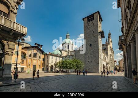 Como, ITALIEN - 4. August 2019: Lokale Menschen und Touristen in einer ruhigen, gemütlichen Straße in der Nähe der Kathedrale in der schönen italienischen Comer Stadt. Warm sonniger Sommer d Stockfoto