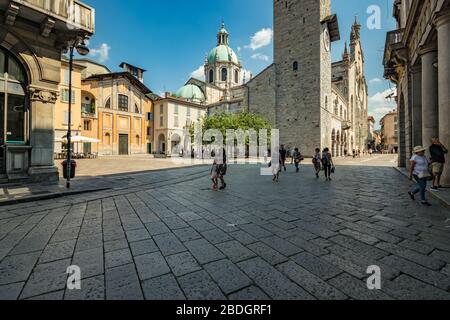 Como, ITALIEN - 4. August 2019: Lokale Menschen und Touristen in einer ruhigen, gemütlichen Straße in der Nähe der Kathedrale in der schönen italienischen Comer Stadt. Warm sonniger Sommer d Stockfoto