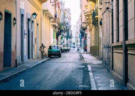 HAVANNA, KUBA - 10. DEZEMBER 2019: Havanna Cuba Classic Cars. Typische Havanna urbane Szene mit bunten Gebäuden und alten Autos. Stockfoto