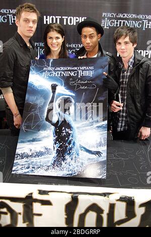 Besetzung von Mitgliedern von Percy Jackson und den Olympioniken The Lightning Thief während einer Unterzeichnung bei Hot Topic in der Deptford Mall New Jersey am 21. Januar 2010 Kredit: Scott Weiner/MediaPunch Stockfoto