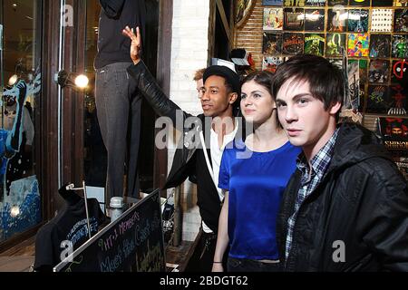 Besetzung von Mitgliedern von Percy Jackson und den Olympioniken The Lightning Thief während einer Unterzeichnung bei Hot Topic in der Deptford Mall New Jersey am 21. Januar 2010 Kredit: Scott Weiner/MediaPunch Stockfoto