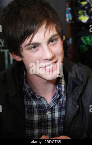 Besetzung von Mitgliedern von Percy Jackson und den Olympioniken The Lightning Thief während einer Unterzeichnung bei Hot Topic in der Deptford Mall New Jersey am 21. Januar 2010 Kredit: Scott Weiner/MediaPunch Stockfoto