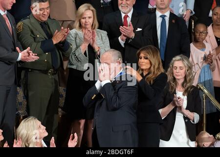 First Lady Melania Trump präsentiert dem Galeriengast Rush Limbaugh während der Rede von Präsident Donald J. Trumps State of the Union am Dienstag, 4. Februar 2020, in der Kammer des Hauses im US-Kapitol in Washington, D.C. die Presidential Medal of Freedom Stockfoto