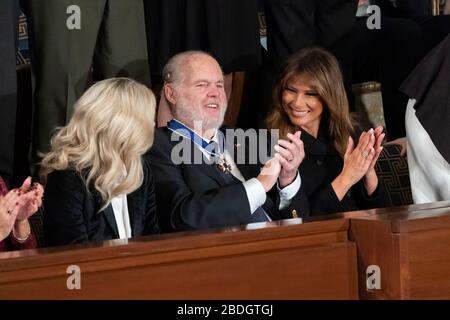 First Lady Melania Trump lobt Galerie-Gast Rush Limbaugh, nachdem er ihm die Presidential Medal of Freedom während der Rede von Präsident Donald J. Trumps State of the Union am Dienstag, 4. Februar 2020, in der Kammer des Hauses im US-Kapitol in Washington, D.C. präsentiert hatte Stockfoto