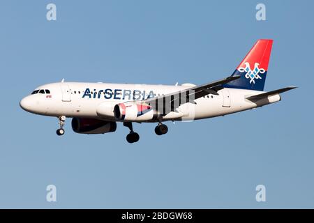 19. Januar 2020, London, Großbritannien: Eine Airbus-Landung der Air Serbia 319 am Flughafen London-Heathrow. (Bild: © Fabrizio Gandolfo/SOPA Bilder über ZUMA Draht) Stockfoto