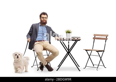 Bärtiger Mann sitzt auf einer Geschichte mit seinem Hund isoliert auf weißem Hintergrund Stockfoto