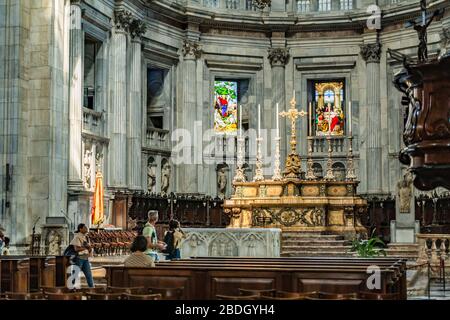 Como, ITALIEN - 4. August 2019: Lokale Menschen und Touristen in der Kathedrale der schönen italienischen Comer Stadt. Die dem geweihte Römisch-Katholische Kathedrale Stockfoto