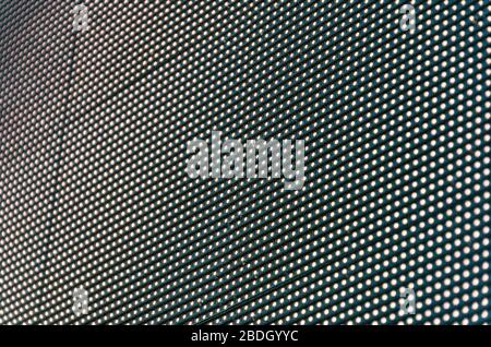 Nahaufnahme des Informationsbildschirms der Straßen-LED. LED-Anzeige. Viele leds auf schwarzem Hintergrund. Stockfoto