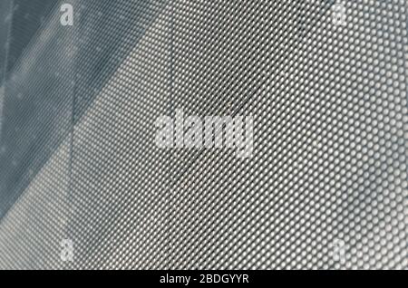 Nahaufnahme des Informationsbildschirms der Straßen-LED. LED-Anzeige. Viele leds auf schwarzem Hintergrund. Stockfoto