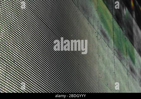 Nahaufnahme des Informationsbildschirms der Straßen-LED. LED-Anzeige. Viele leds auf schwarzem Hintergrund. Stockfoto