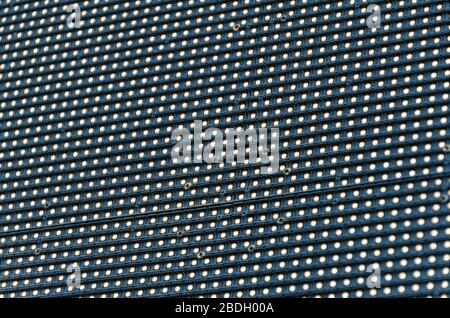 Nahaufnahme des Informationsbildschirms der Straßen-LED. LED-Anzeige. Viele leds auf schwarzem Hintergrund. Stockfoto