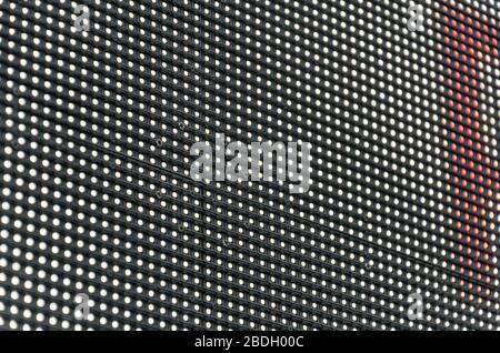 Nahaufnahme des Informationsbildschirms der Straßen-LED. LED-Anzeige. Viele leds auf schwarzem Hintergrund. Stockfoto