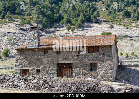 Vall de Incles, Andorra: 19. März 2020: Altes Haus am Eingang zum Incles Valley in Andorra ein winterlicher Sonnenschein. Stockfoto