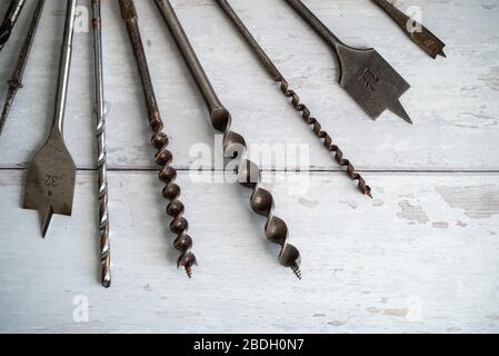 Vintage-Werkzeuge. Vintage Bohrer vor einem weißen Holzhintergrund Stockfoto