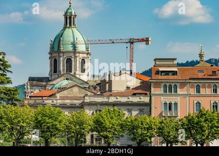 Como, ITALIEN - 4. August 2019: Teleaufnahme der Kathedrale in der schönen italienischen Comer Stadt. Der Mariä Himmelfahrt geweihte Römisch-Katholische Kathedrale Stockfoto