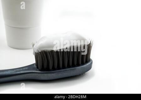 Schwarze Zahnbürsten schließen isoliert über weißem Hintergrund. Stockfoto