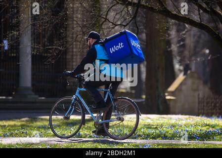 IGA, LETTLAND. April 2020. Die Lebensmittel-Lieferfirma Wolt fährt mit dem Fahrrad in der Stadt Riga. Wolt ist ein finnisches Technologieunternehmen, das für seine Lebensmittel-Lieferplattform bekannt ist. Stockfoto